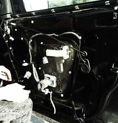 Замена задней правой двери в Land Rover Freelander
