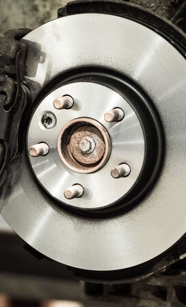 Замена передних тормозных дисков в Land Rover Freelander