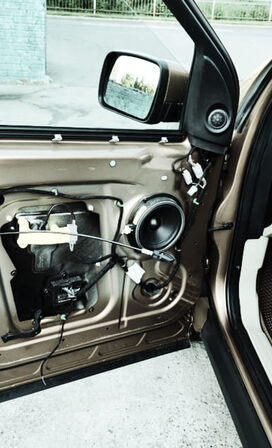 Замена замка передней двери в Land Rover Freelander
