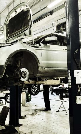 Диагностика постороннего дыма под капотом в Range Rover Evoque