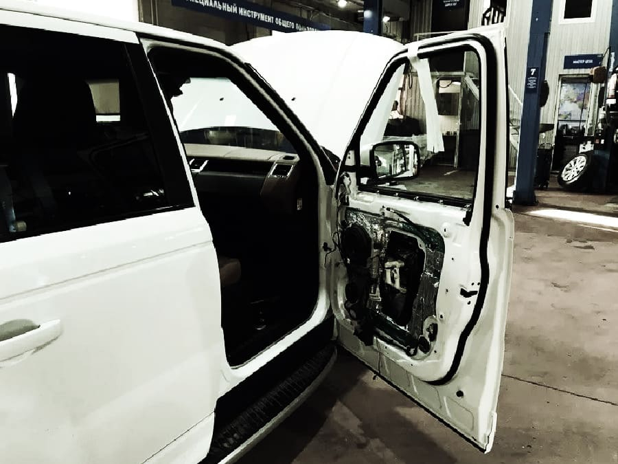 Замена передней левой двери на Range Rover Sport
