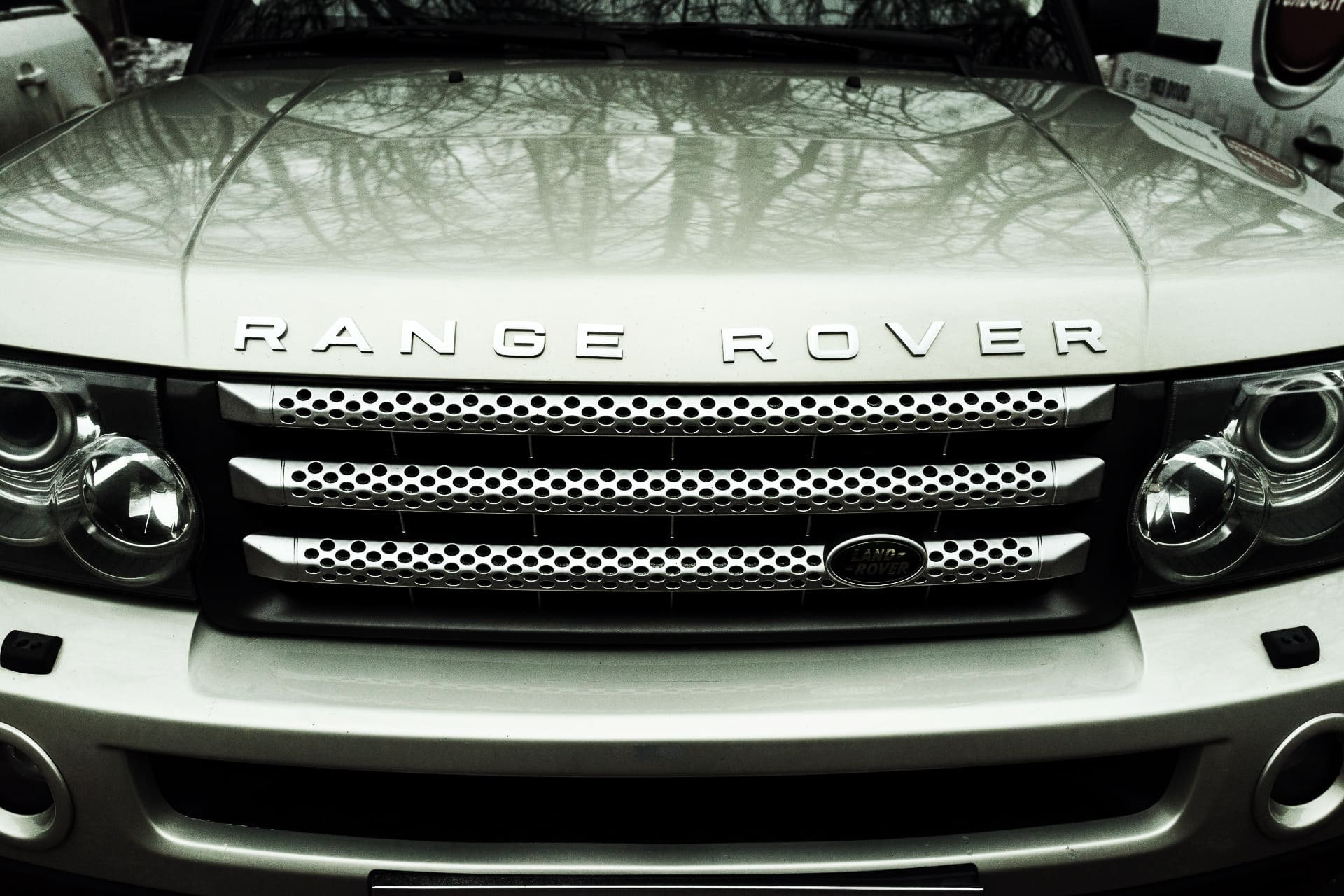Окрас накладки капота на Range Rover Sport