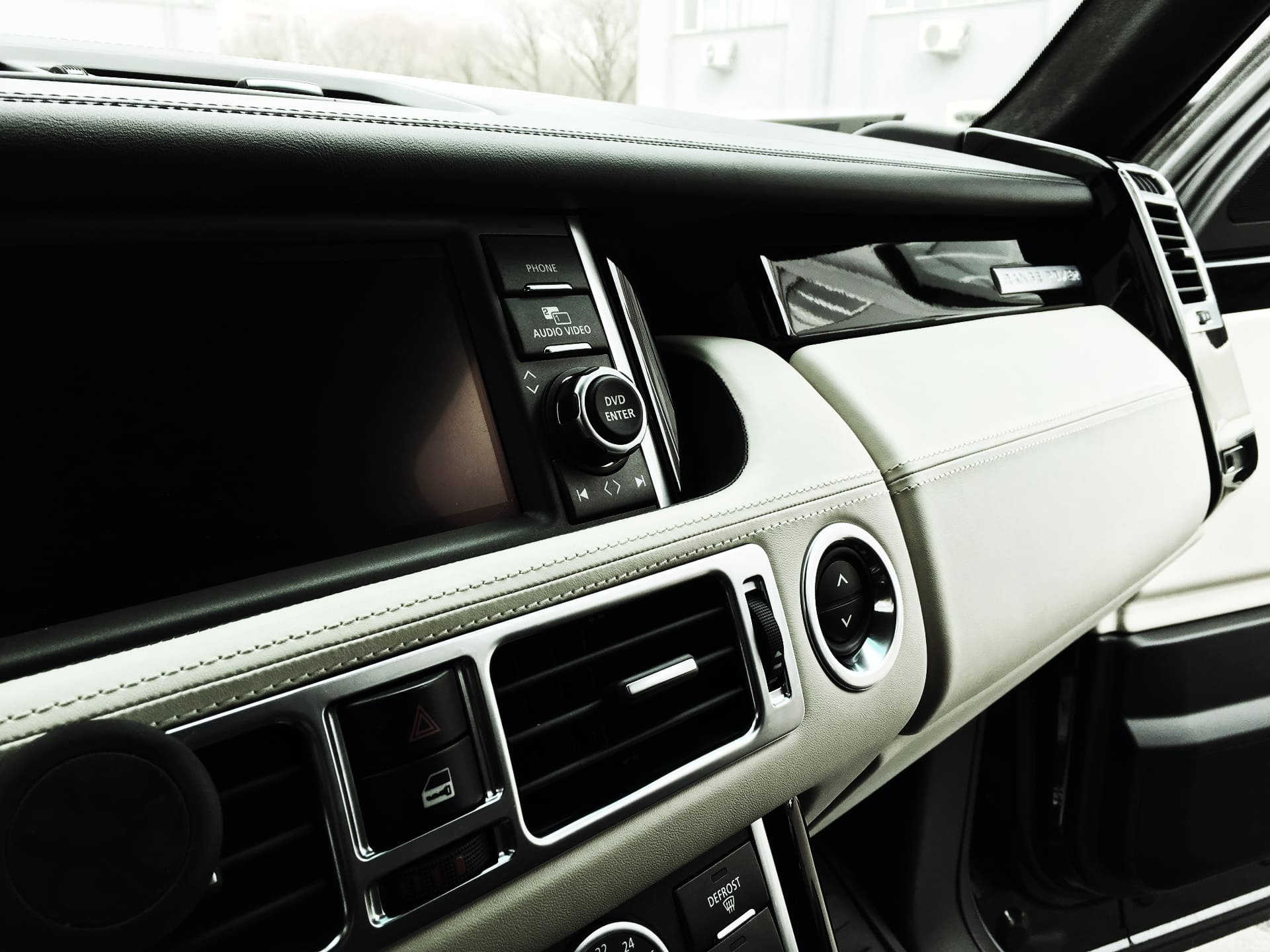 Химчистка дверных обшивок и передней панели на Range Rover Sport
