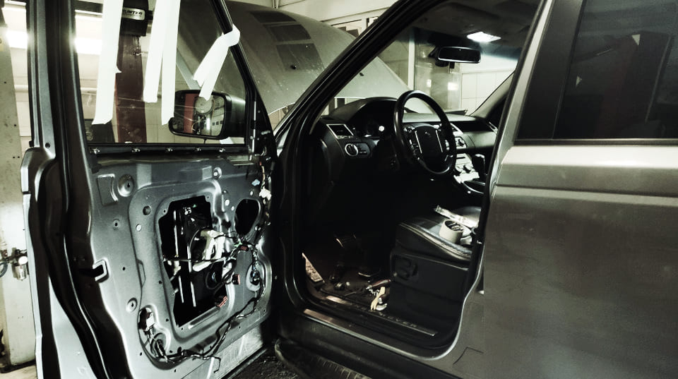 Снятие и установка замка передней двери на Range Rover Sport