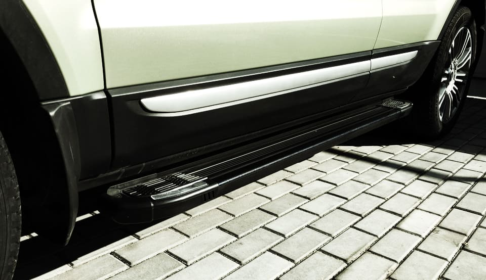 Окрас боковых молдингов в Range Rover Evoque