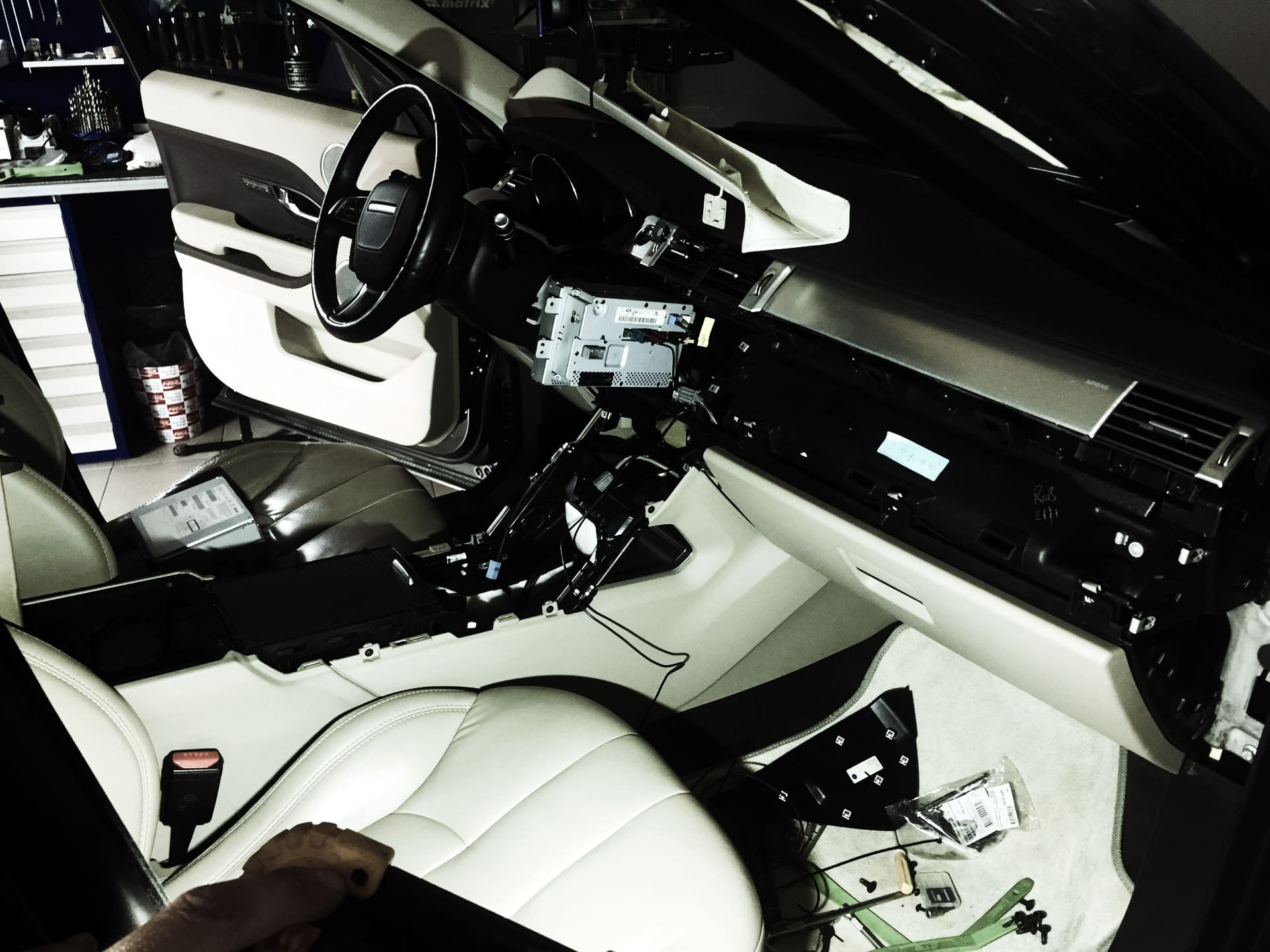 Установка не штатных звуковых сигналов в Range Rover Evoque