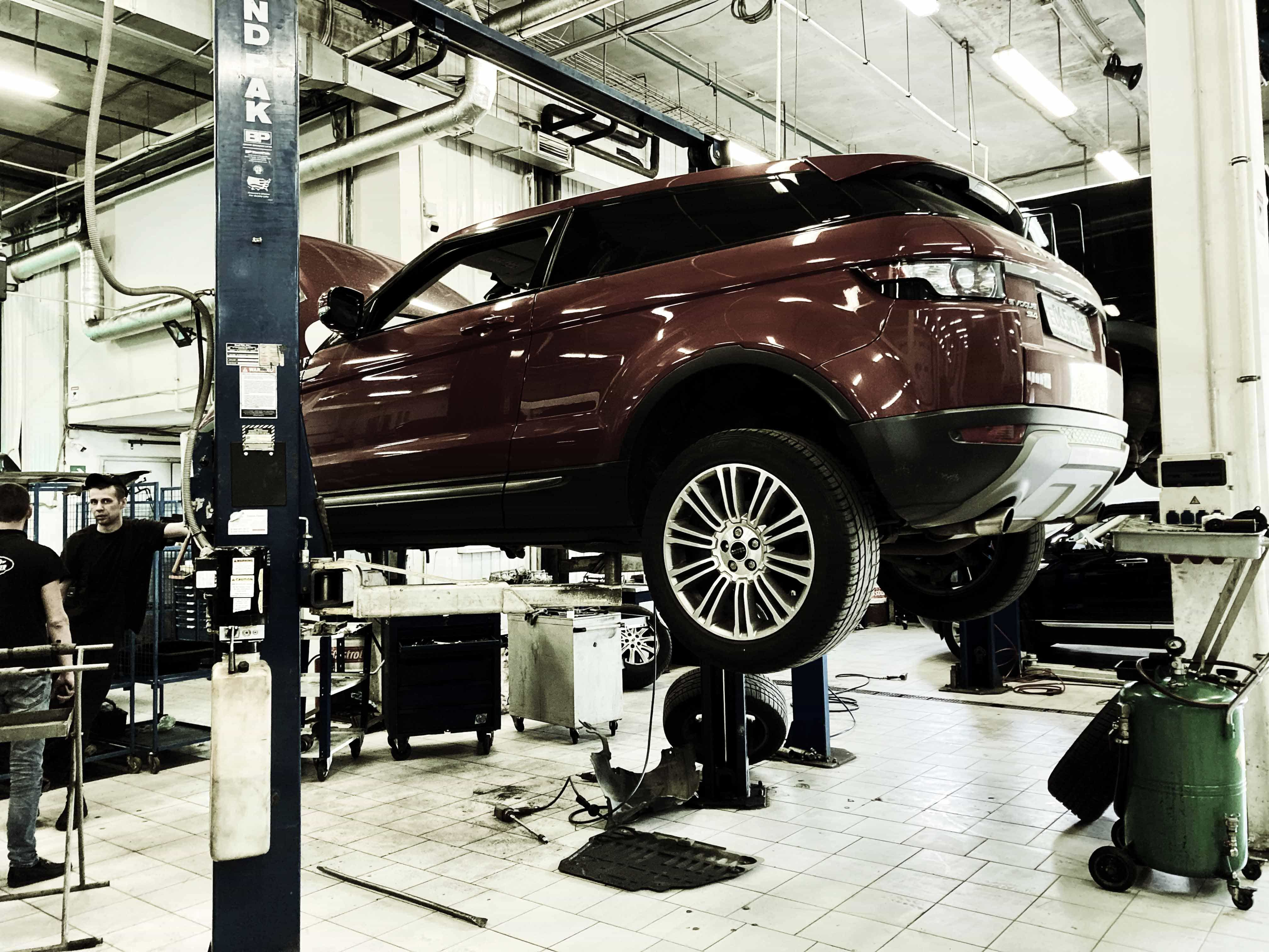 Замена роликов приводного ремня в Range Rover Evoque