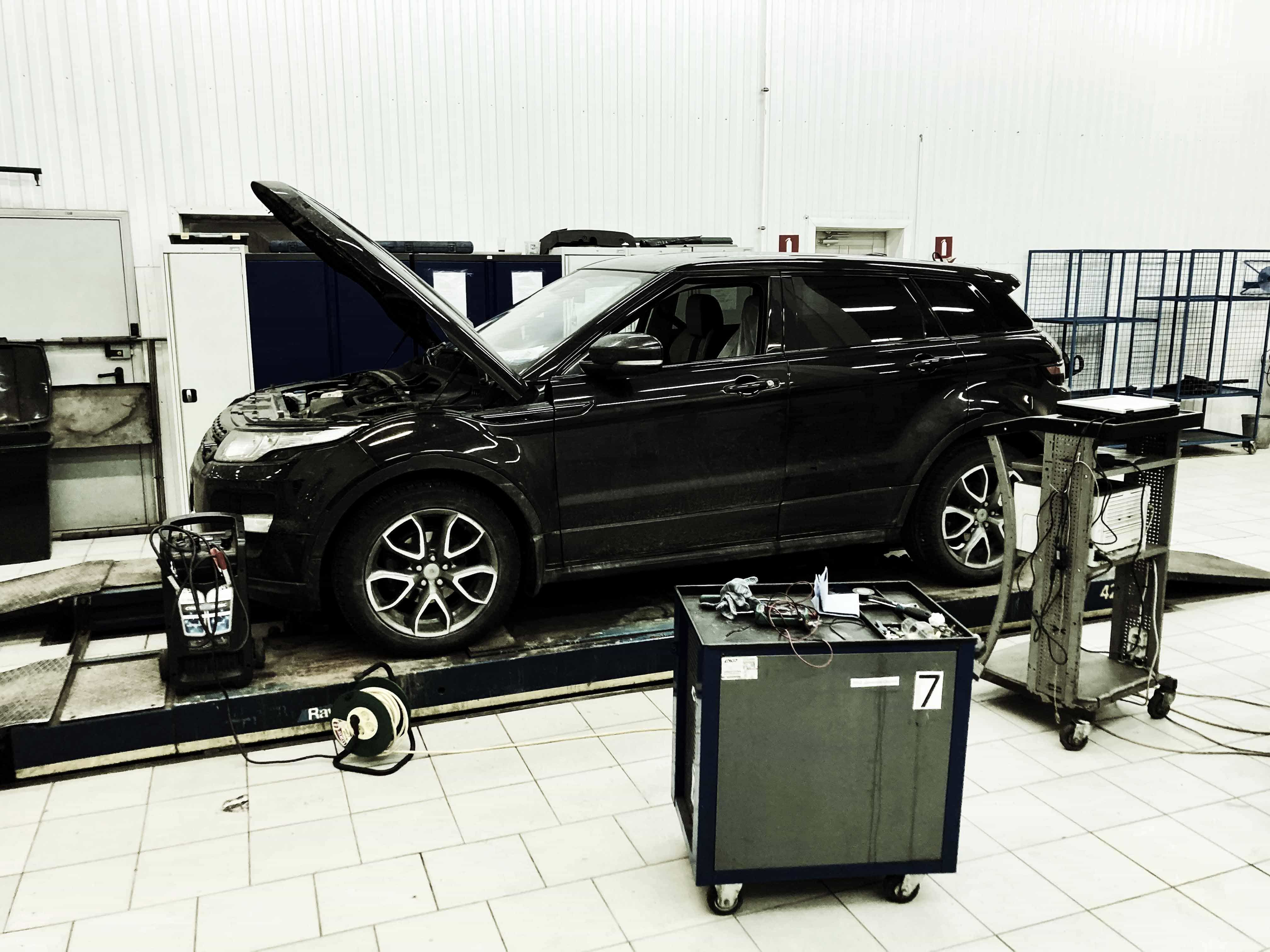 Ремонт проводки соленоида переднего амортизатора в Range Rover Evoque