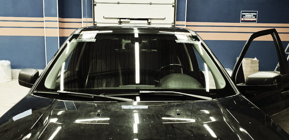 Замена лобового стекла в Land Rover Freelander