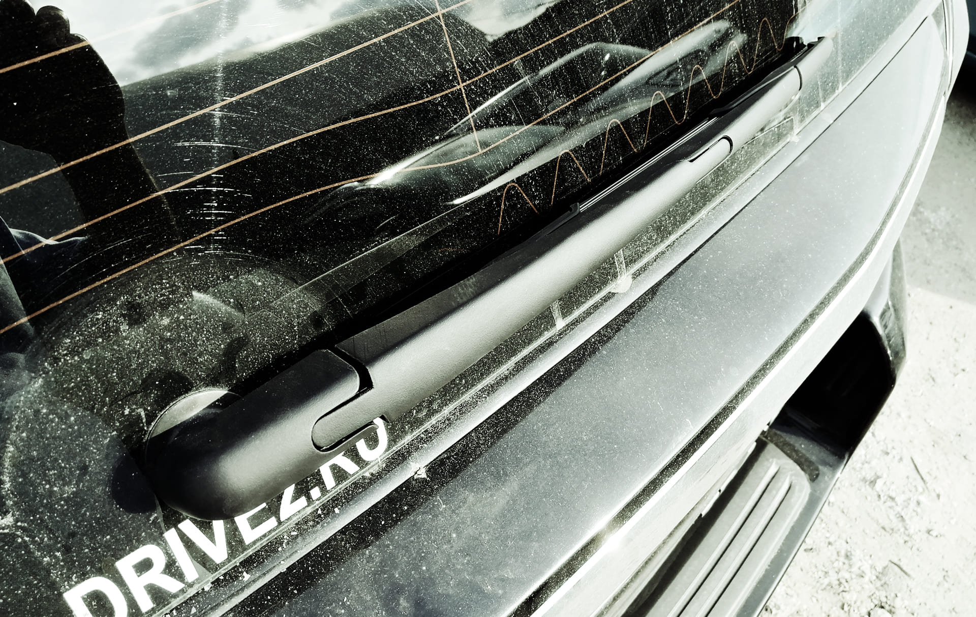 Замена заднего стеклоочистителя в Land Rover Freelander