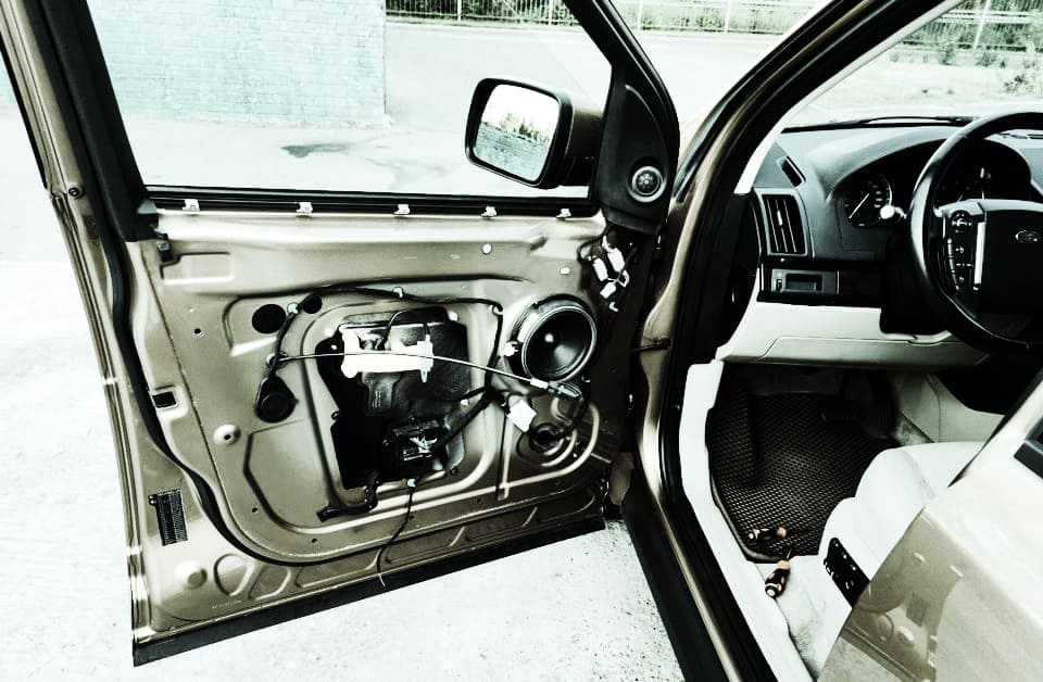 Снятие и установка замка передней двери в Land Rover Freelander